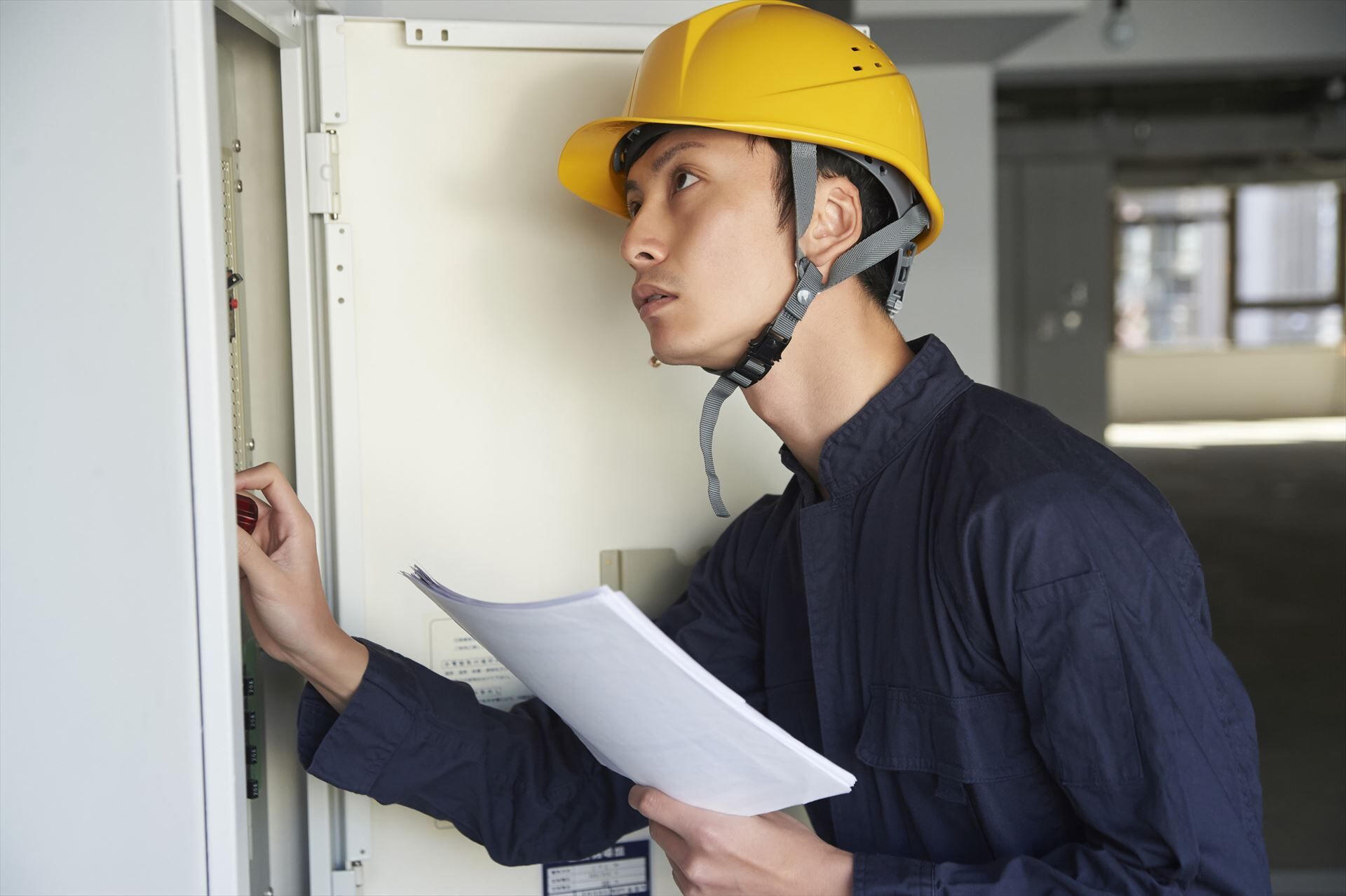 配電盤の確認を行うスタッフ